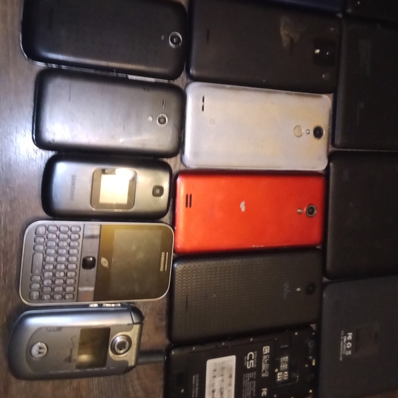 15 broken phones/tablets - Picture 2 of 4